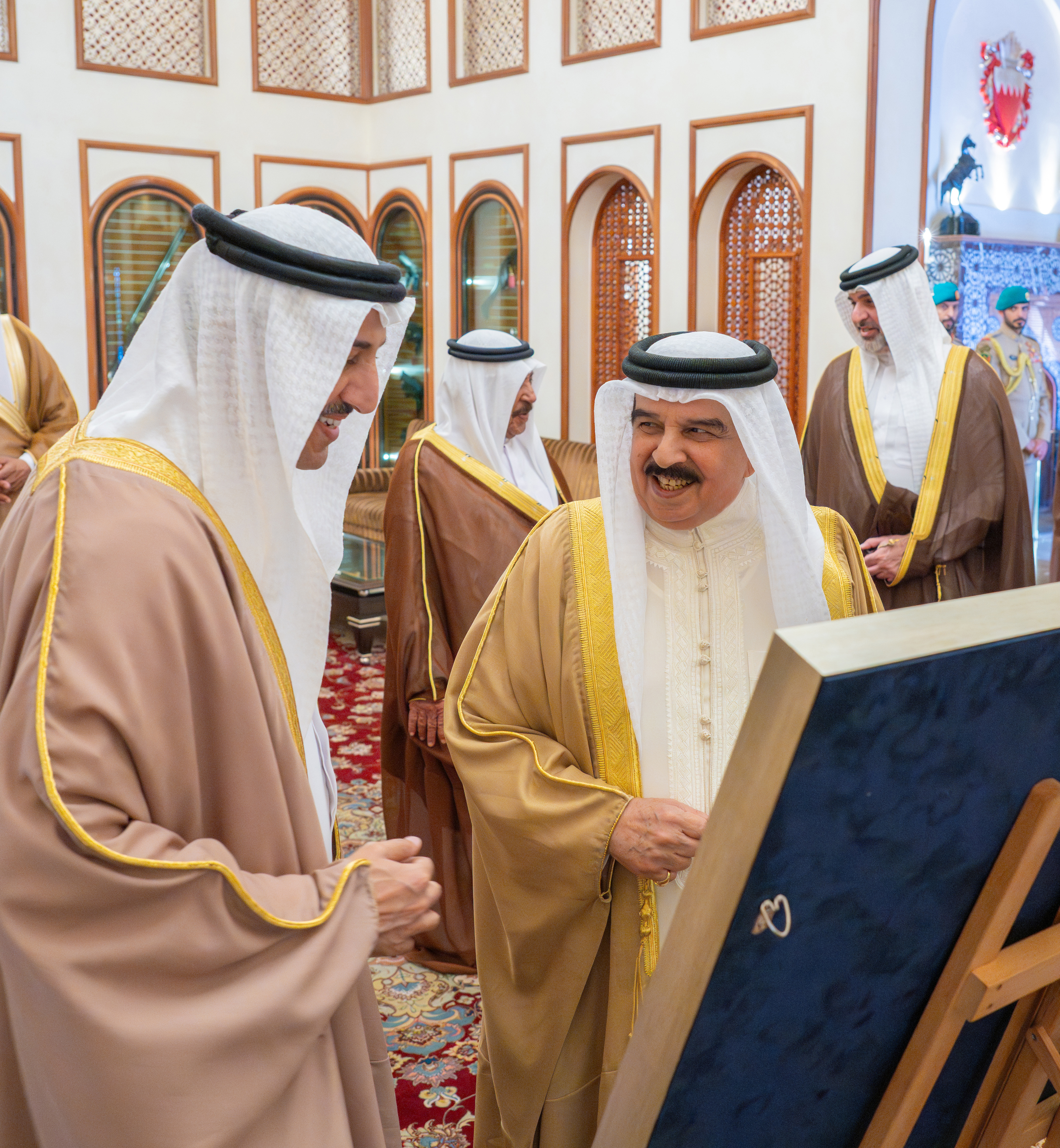 جلالة الملك المعظم يستقبل وزير المواصلات والاتصالات رئيس مجلس أمناء مركز الملك حمد العالمي للتعايش والتسامح - Image 2