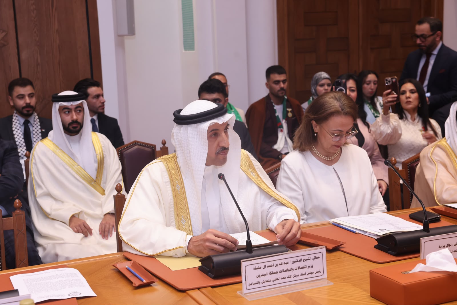 رئيس مجلس أمناء مركز الملك حمد العالمي للتعايش والتسامح يتسلّم «وسام العمل العربي المشترك للحوار والتعايش السلمي» في ملتقى القيادات العربية الشابة