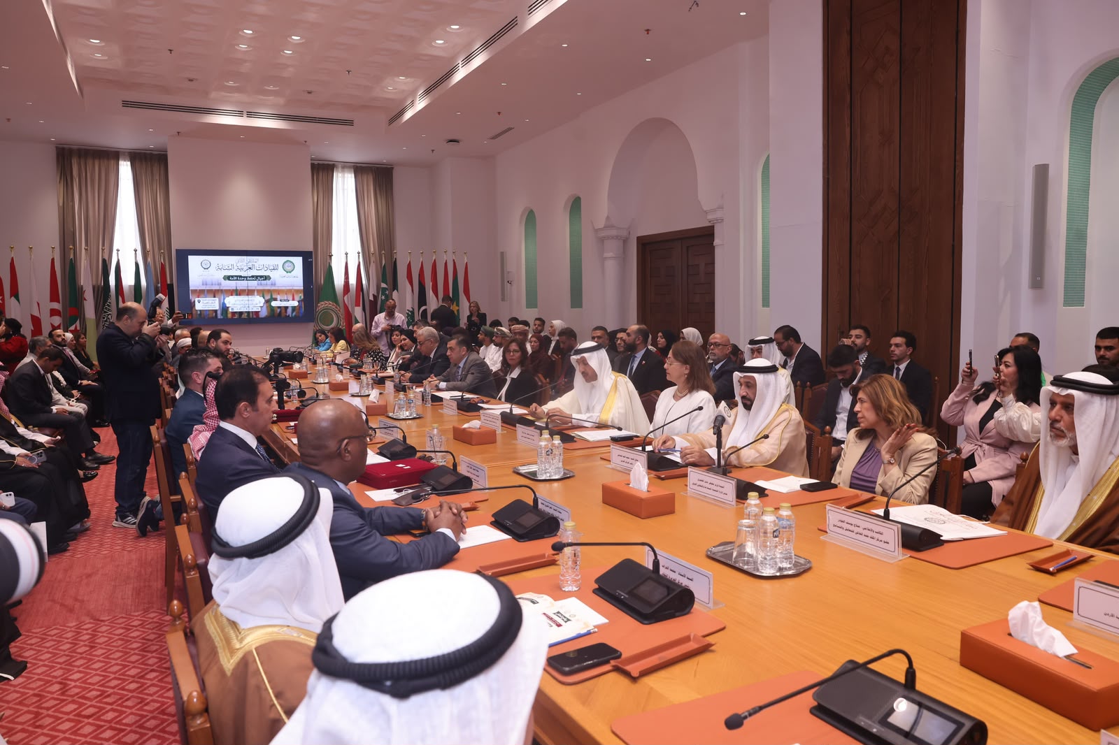 رئيس مجلس أمناء مركز الملك حمد العالمي للتعايش والتسامح يتسلّم «وسام العمل العربي المشترك للحوار والتعايش السلمي» في ملتقى القيادات العربية الشابة - Image 2