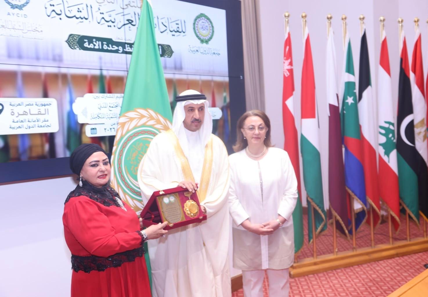 رئيس مجلس أمناء مركز الملك حمد العالمي للتعايش والتسامح يتسلّم «وسام العمل العربي المشترك للحوار والتعايش السلمي» في ملتقى القيادات العربية الشابة - Image 3