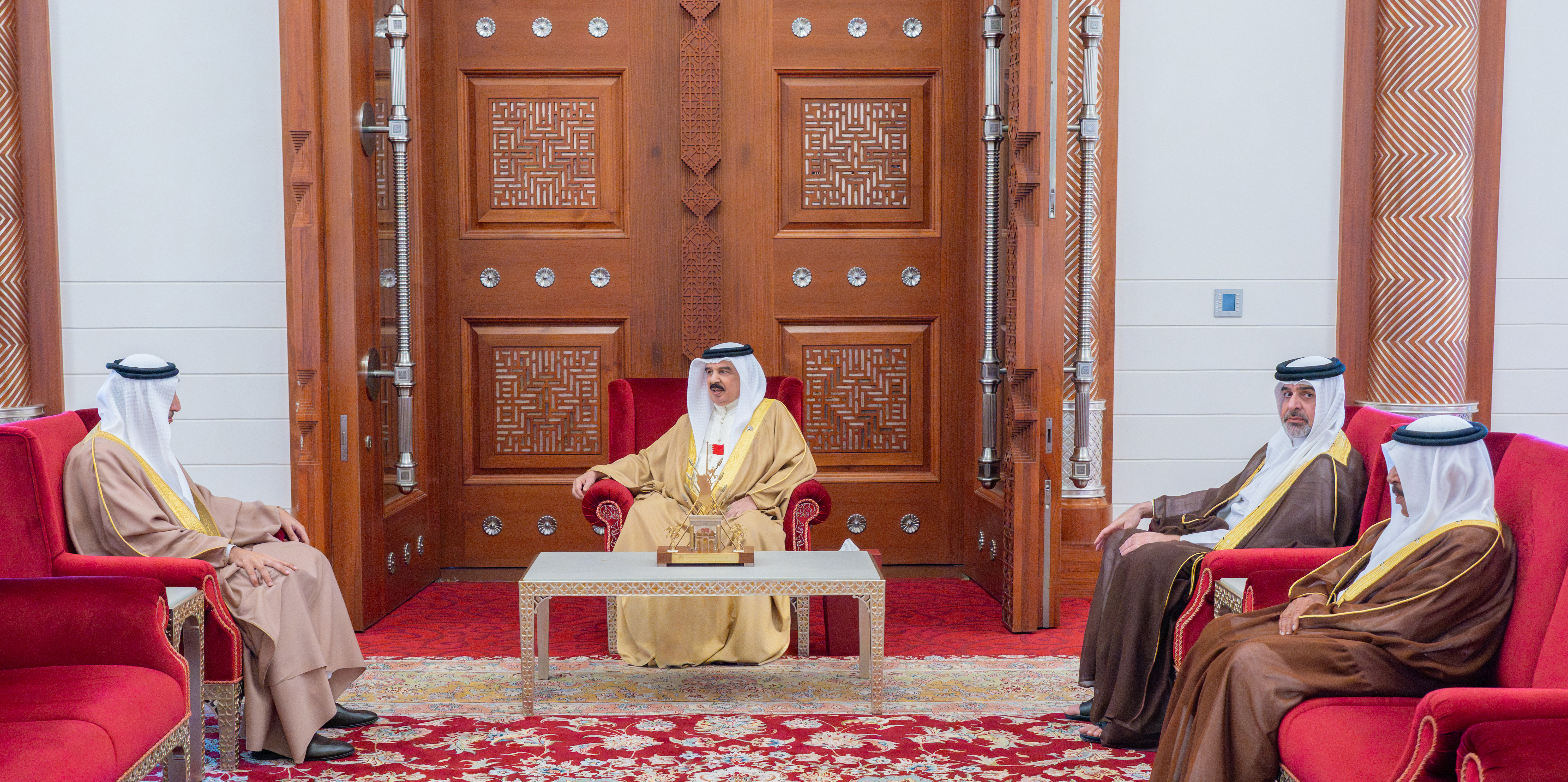 جلالة الملك المعظم يستقبل وزير المواصلات والاتصالات رئيس مجلس أمناء مركز الملك حمد العالمي للتعايش والتسامح