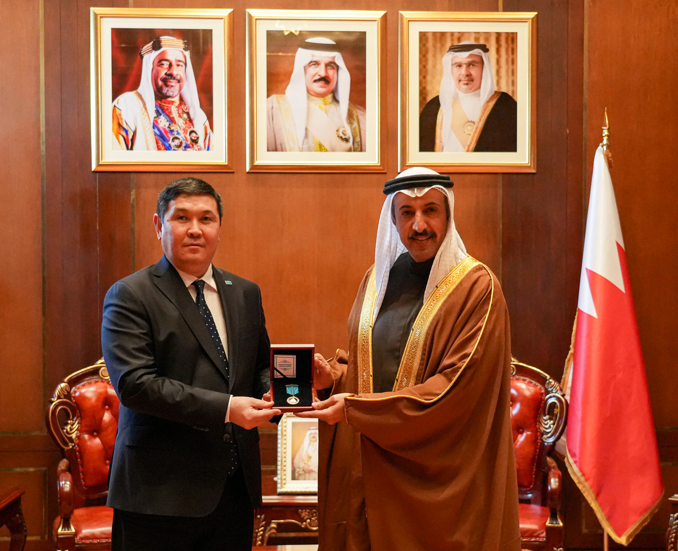 رئيس مجلس أمناء مركز الملك حمد العالمي للتعايش والتسامح يتسلم وسام الشرف لمؤتمر قادة الأديان من رئيس جمهورية كازاخستان