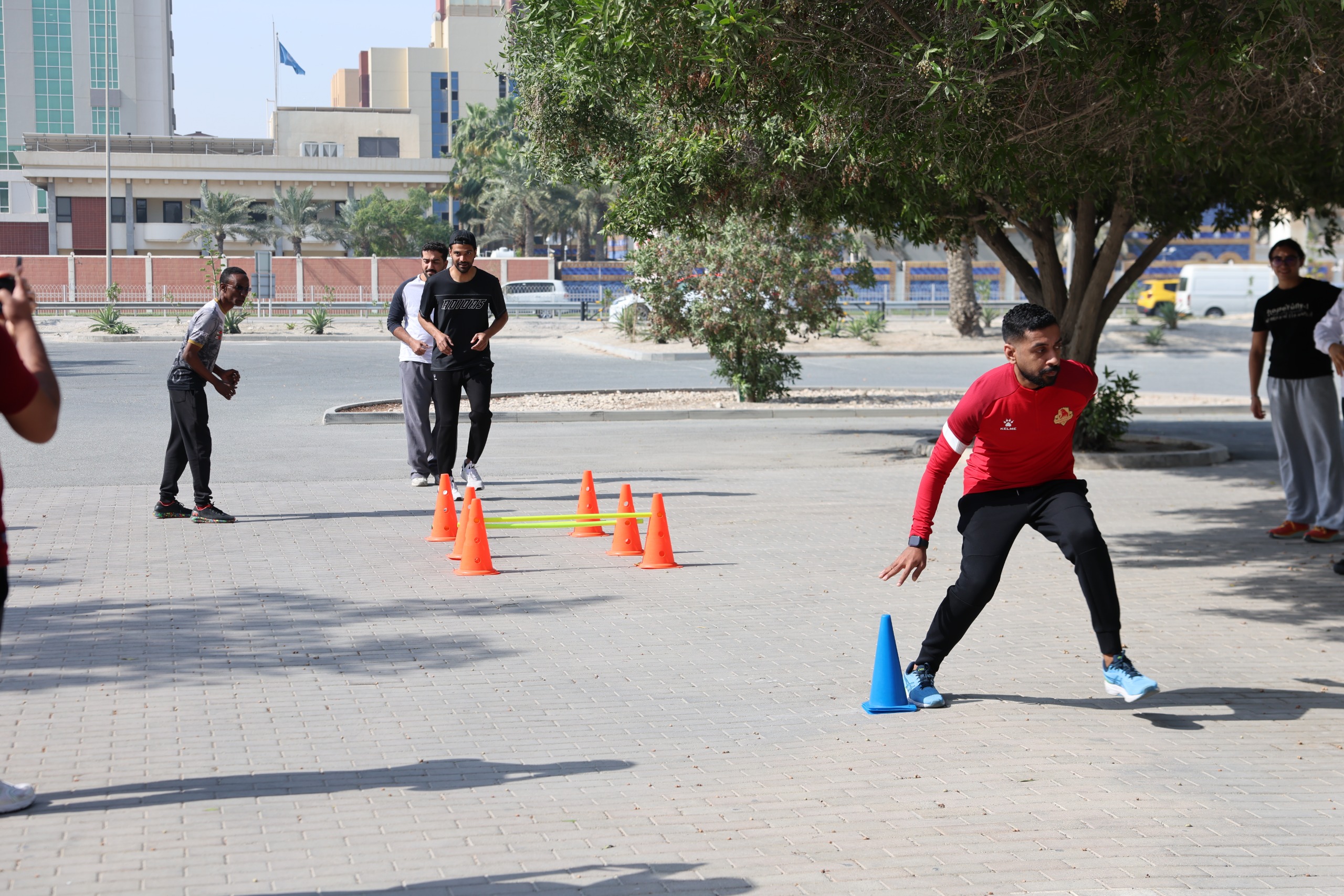 مركز الملك حمد العالمي للتعايش والتسامح ينظم برنامجاً تدريبياً رياضياً بمناسبة اليوم الرياضي لمملكة البحرين - Image 2